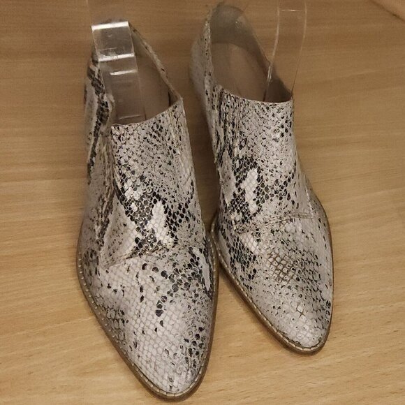 Journee Collection Snake Print Ankle Boots 7 - Picture 2 of 7